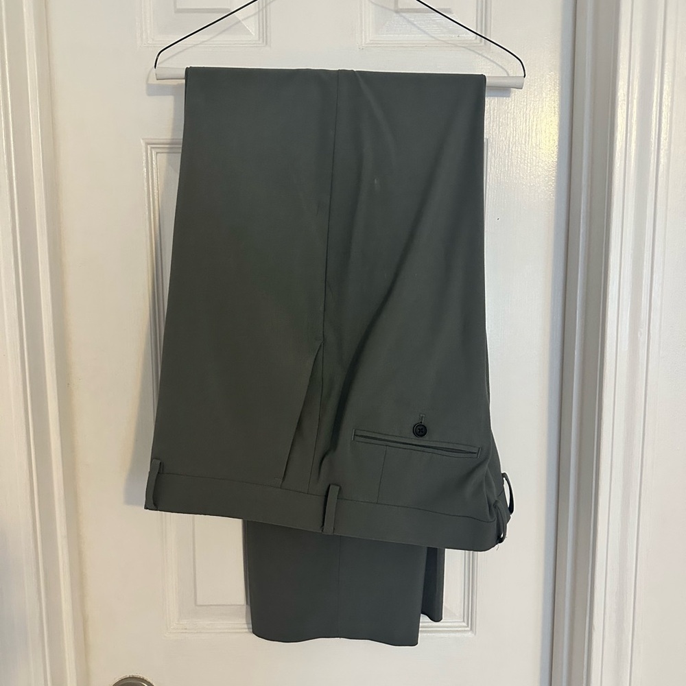 38L Haggar®Premium Stretch No Iron Classic Fit Expandable Waist Flat Front Pant